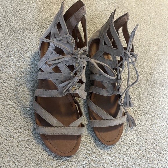 Size 8.5 beige Madeline sandals - Picture 2 of 2
